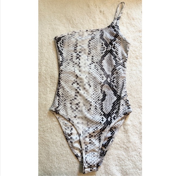 *PRINCESS POLLY* White Viper One Shoulder Bodysuit - Picture 5 of 10